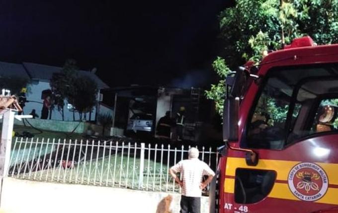 Carro na garagem pega fogo e atinge residência