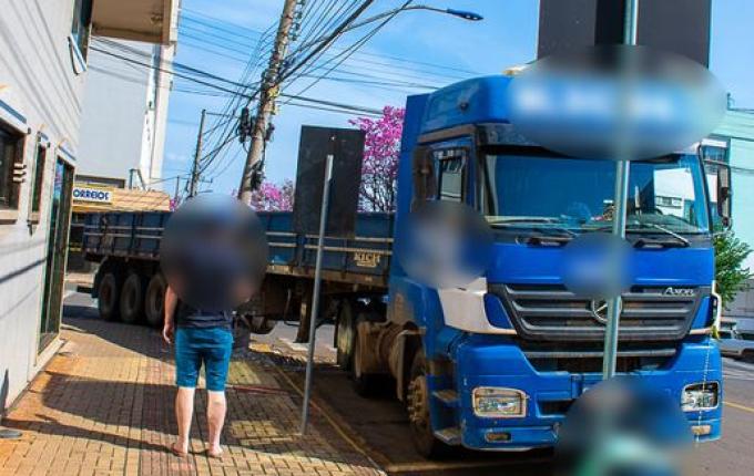 Carreta derruba poste de energia elétrica e interrompe fornecimento em parte de SMOeste