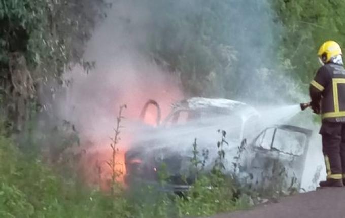 Fusca pega fogo na SC-305 entre Campo Erê e São Lourenço do Oeste