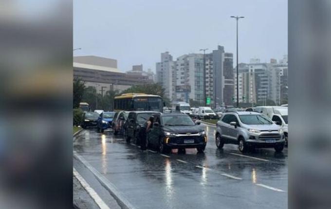Com mais de 120 milímetros em 24 horas, chuva intensa deixa cidades de SC embaixo d’água