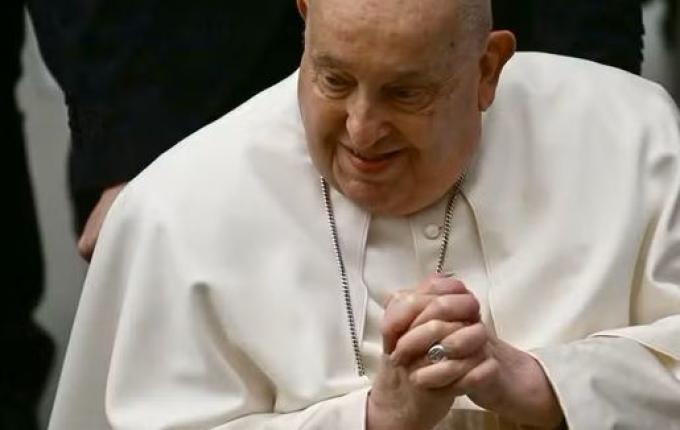 Papa tem piora no quadro respiratório, diz Vaticano