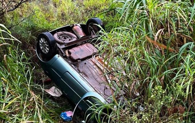 Veículo que saiu da pista e capotou na SC-492 era furtado