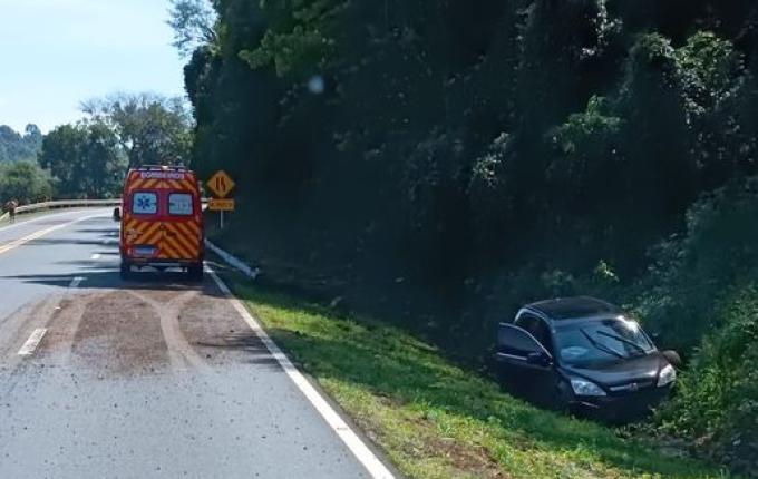Dois jovens ficam feridos em saída de pista na BR-158, em Cunha Porã