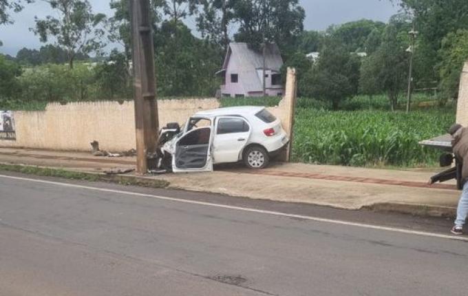 Mulher sofre ferimentos graves após chocar carro contra poste na Willy Barth