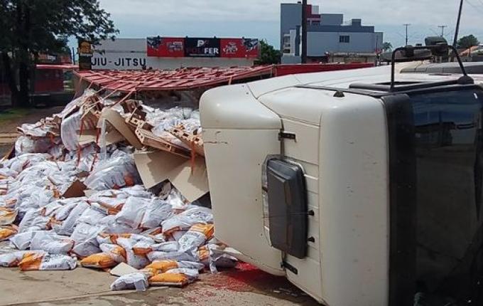 Motorista fica ferido em tombamento de caminhão