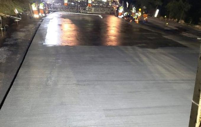 Primeiras cargas de concreto são despejadas na BR-163, em São José do Cedro