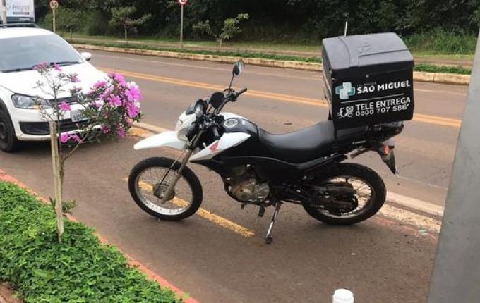 Motoboy fica ferido em acidente de trânsito em SMOeste