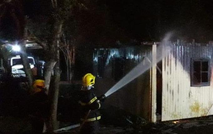 Residência pega fogo durante a madrugada em Maravilha