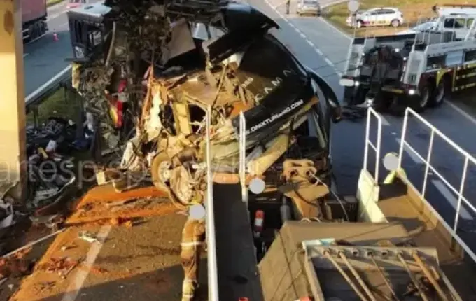 Acidente com ônibus que seguia para Aparecida mata 10 no interior de SP