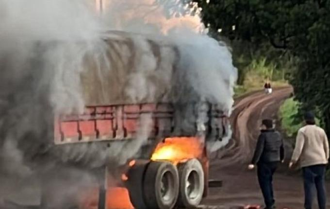 Incêndio em carreta mobiliza Corpo de Bombeiros em Itapiranga