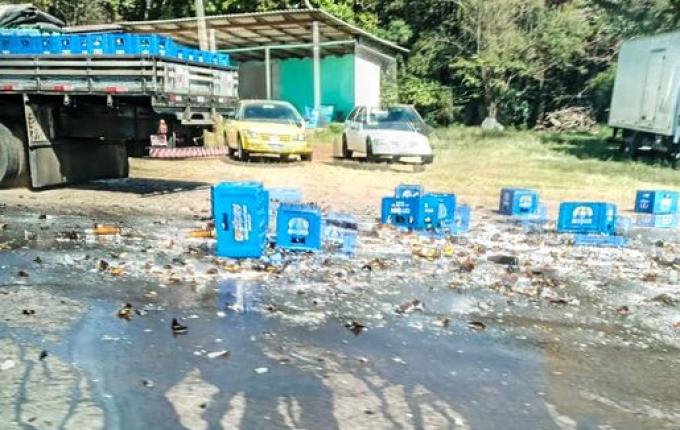 Caixas de cerveja caem de caminhão em São Miguel do Oeste