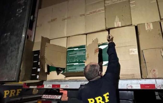 Carga de calçados falsificados com destino a São Miguel do Oeste é interceptada no Paraná