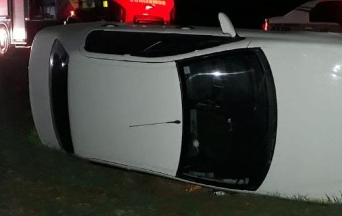 Bombeiros de Iporã Do Oeste atendem um capotamento e colisão entre carro e trator