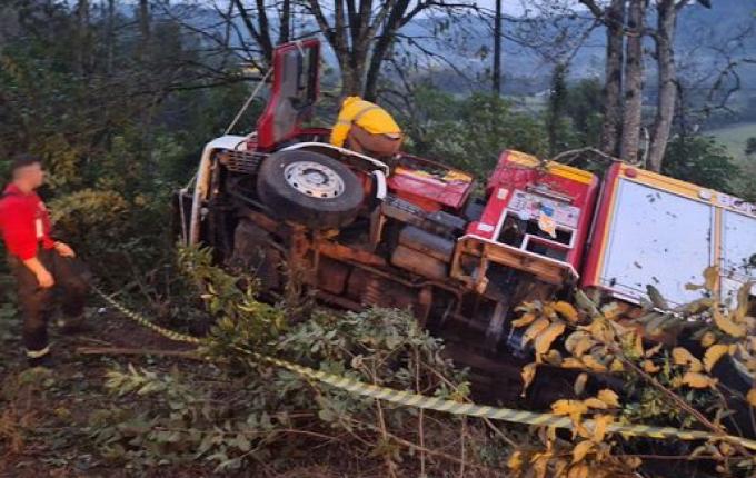 Caminhão dos bombeiros sai da pista a caminho de incêndio no interior de Mondaí