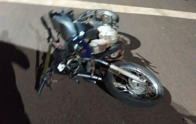 Colisão entre carro e moto deixa jovem ferido no centro