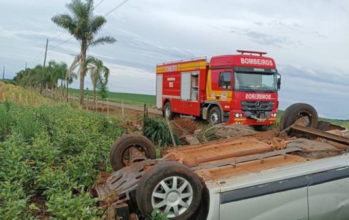 Idoso fica ferido em saída de pista seguida de capotamento na SC 305