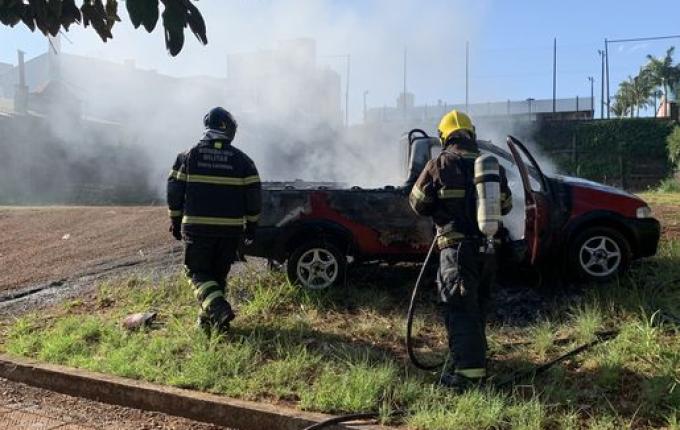Incêndio consome veículo no centro de São Miguel do Oeste
