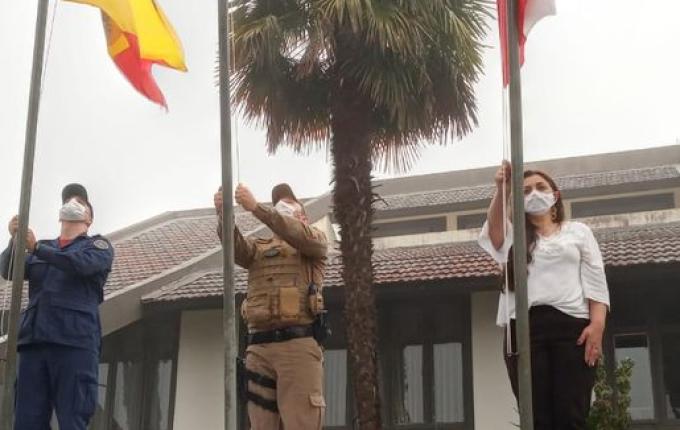 VÍDEO: Alvorada e hasteamento de bandeiras em Campo Erê