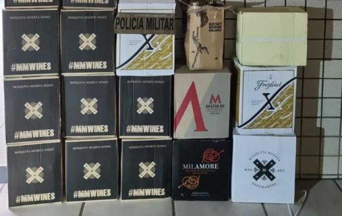 PM apreende 110 garrafas de vinho argentino em abordagem na BR-163, em Dionísio Cerqueira