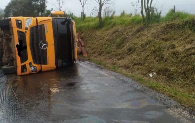 Caminhão carregado com toras tomba entre Campo Erê e Marmeleiro