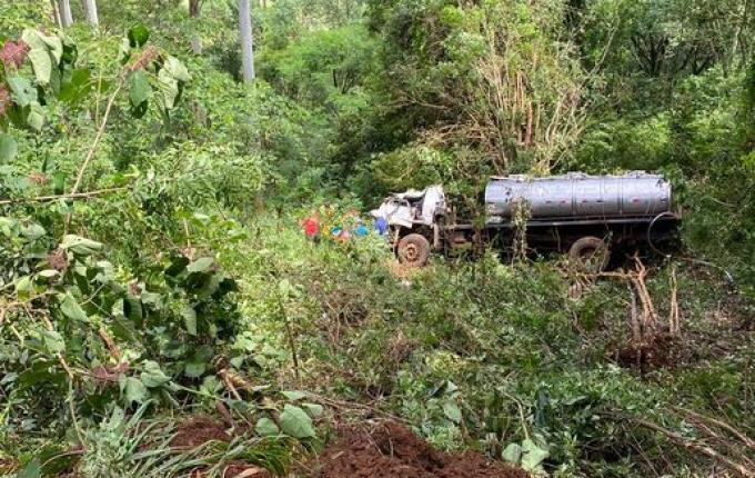Caminhão carregado com leite sai da pista no interior