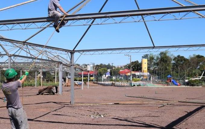 Montagem de estruturas para a 10ª FAIC segue em ritmo acelerado
