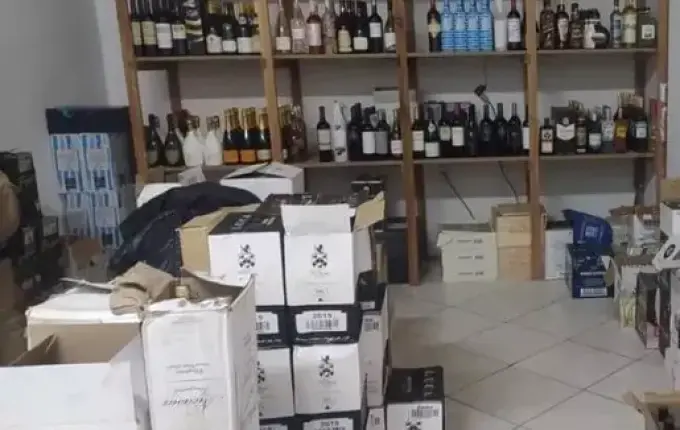 Passagem secreta em depósito de SC escondia armas e vinhos