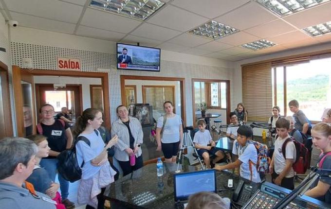 Alunos da escola de Santo Antônio visitam a Rádio Itapiranga