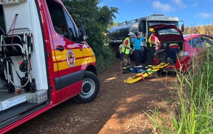 Colisão entre caminhão e carro deixa feridos no interior de Saltinho