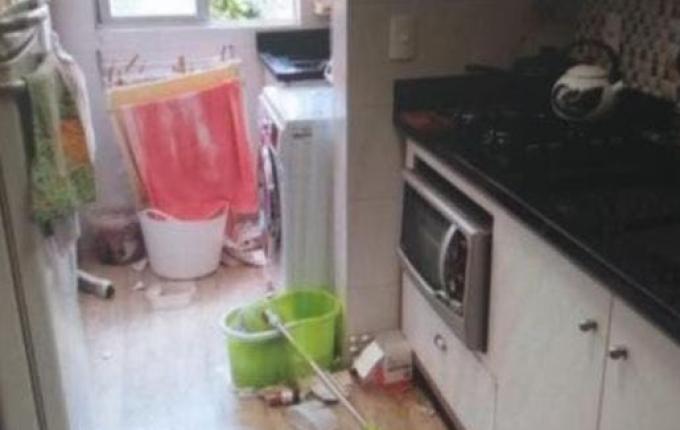 Homem tenta jogar mãe pela sacada e sufocá-la na cama em SC