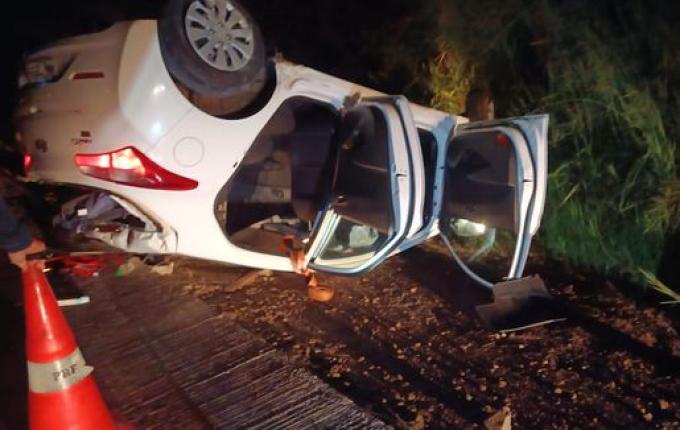 Motorista fica preso dentro de veículo após saída de pista seguida de capotamento na BR 163