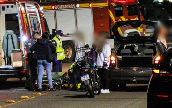 Mulher fica ferida em colisão entre carro e moto em SMO; assista