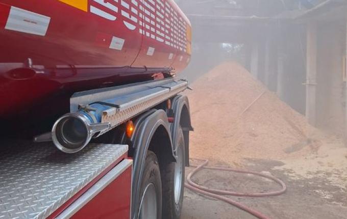 Bombeiros de São José do Cedo registram incêndio em deposito de maravalha