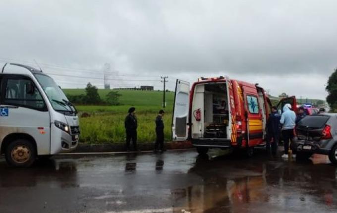 Acidente entre carro e ônibus deixa uma pessoa ferida na SC-157