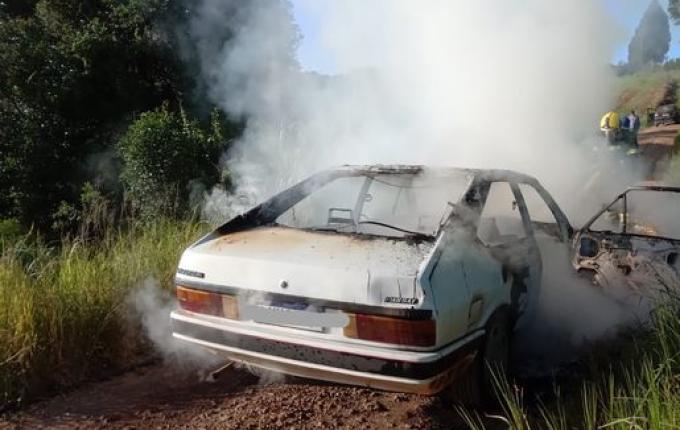 Carro é consumido por incêndio em Guarujá do Sul