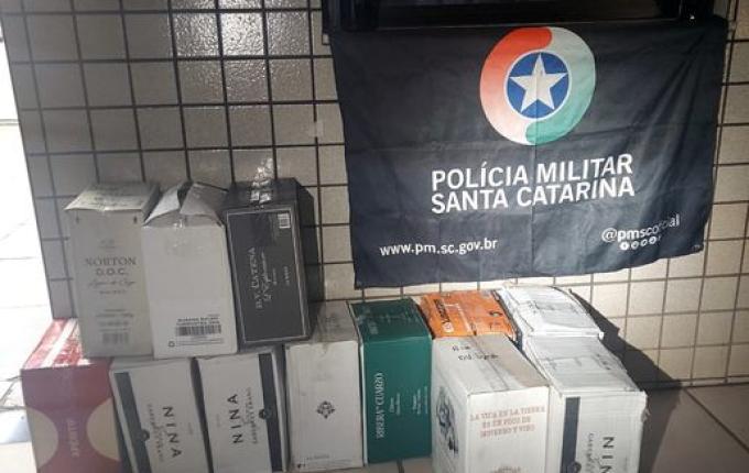 PM apreende 72 garrafas de vinho argentino em ônibus na BR-163, em Dionísio Cerqueira