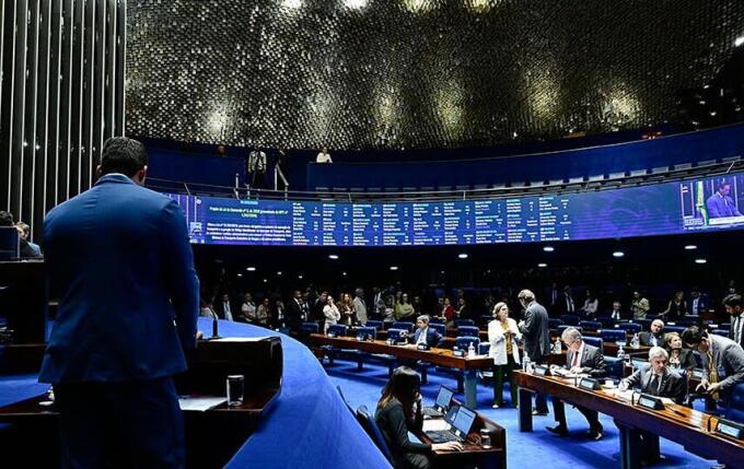 Senado aprova anistia a multas de caminhoneiros por bloqueios de 2022