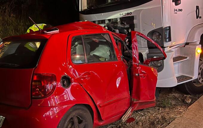 Mulher morre em colisão frontal entre carro e caminhão na BR-163, em Dionísio Cerqueira