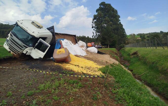 Mulher fica ferida após colisão entre carro e caminhão na PR-158, em Vitorino