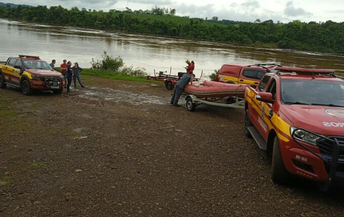 Bombeiros seguem buscas por criança no Rio Moraes, em São Carlos