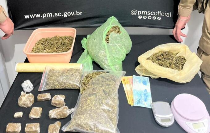 Trio é preso com mais de 1,2 kg de maconha após perseguição policial em SMO