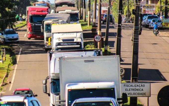 Após determinação da Justiça, PRF desmobiliza bloqueios de manifestantes em SMOeste