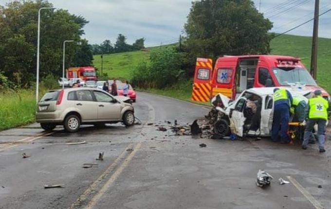 Colisão frontal entre dois carros deixa uma vítima fatal e quatro feridos em Palmitos