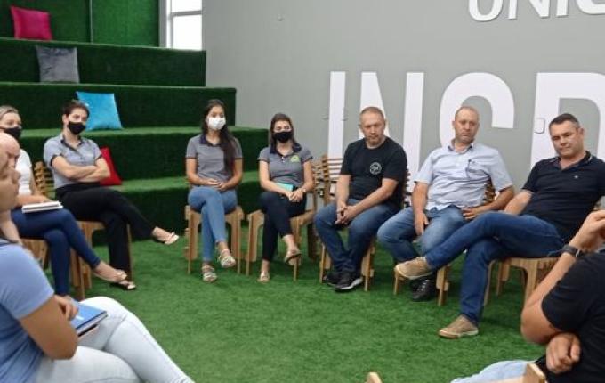 Entidades se reúnem para tratar sobre situação de imigrantes no município