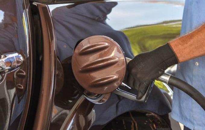 Preço médio da gasolina comum caiu quase R$ 2,00 em um ano no Brasil