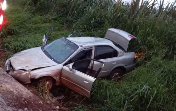Três pessoas ficam feridas em saída de pista seguida de capotamento na SC-305