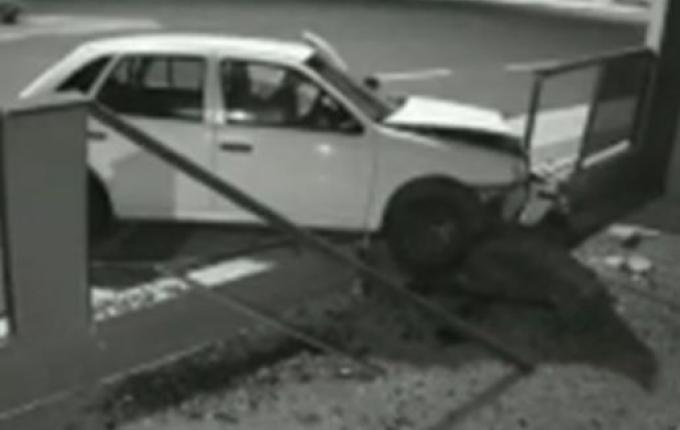 VÍDEO: Homem não habilitado colide carro contra muro de residência