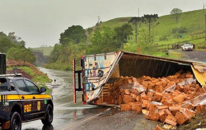 Carreta carregada com 25 toneladas de batatas tomba na BR-282 em SMOeste