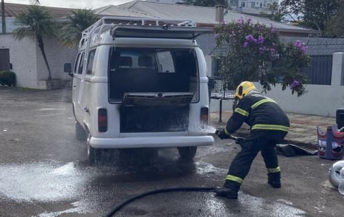 Kombi pega fogo em SMO minutos antes de viagem para Foz do Iguaçu