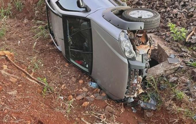 VÍDEO: Casal de idosos fica ferido em saída de pista de veículo na BR 282, em SMOeste